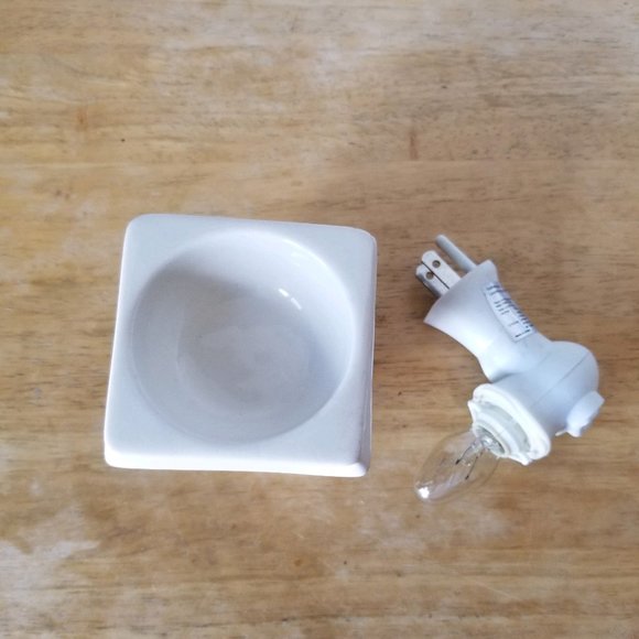 ScentSationals Scented Wax Warmer Plug-in - Damask - Picture 2 of 3